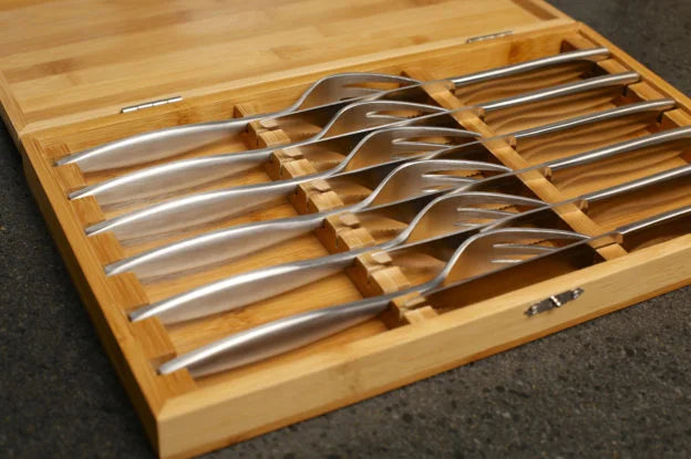 SIZZLING STEAK PLATE SET (SS002) – BUY 6 SETS, GLOVES, KNIVES AND FORKS
